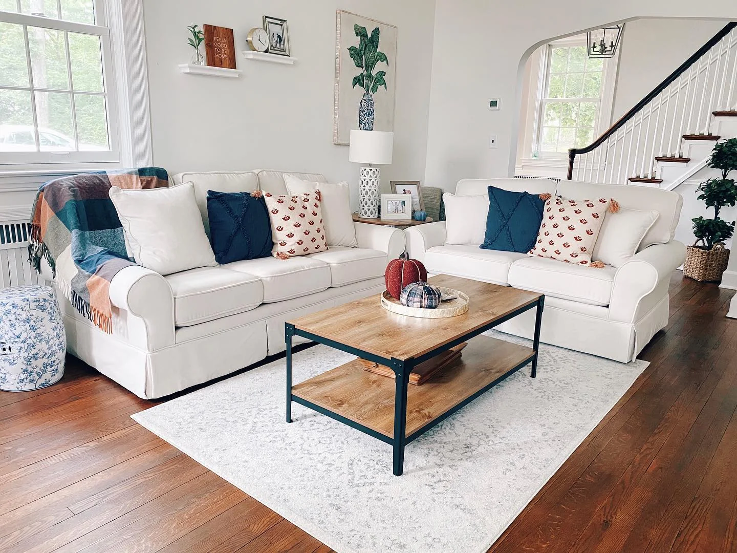 8. Fresh Transitional Fall Style in White and Navy (Fall Living Room Decorating Ideas)