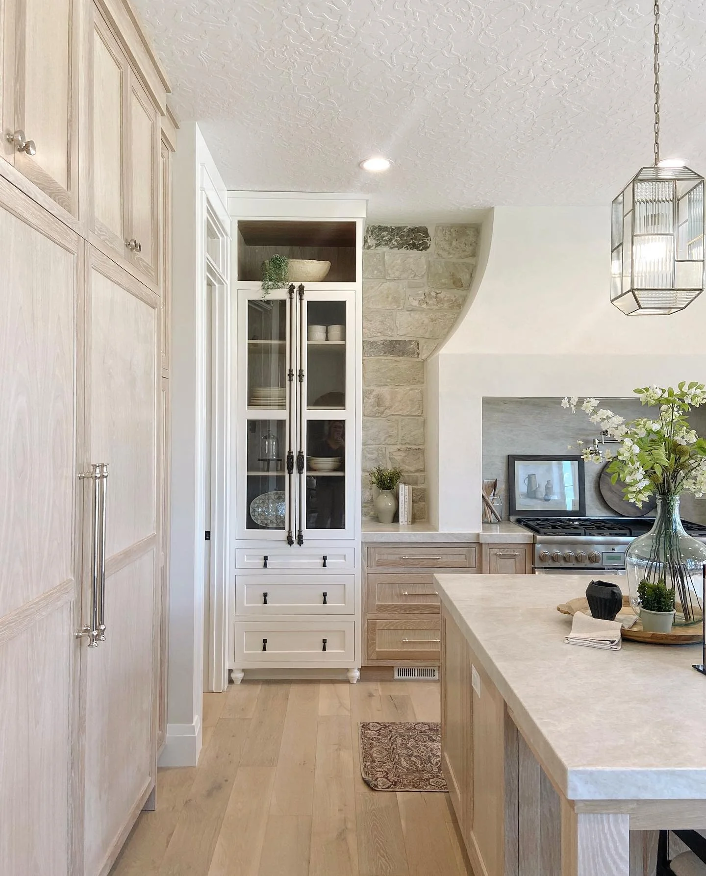 2. Light Oak and Cream European Kitchen with Stone Surround (European Kitchen Ideas)