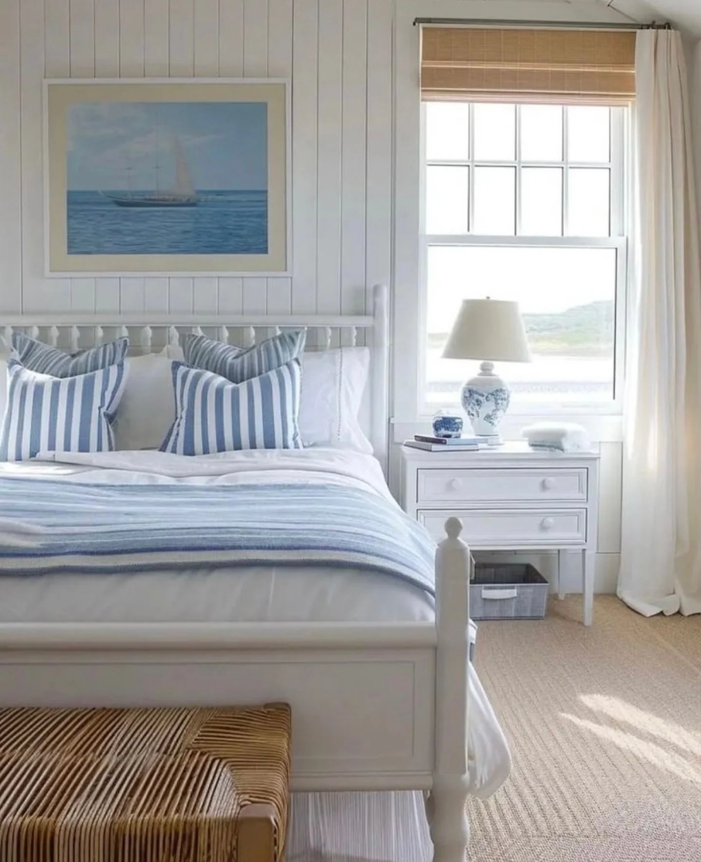 13. Classic Shore Bedroom in Blue and White (Beach Style Bedroom Ideas)