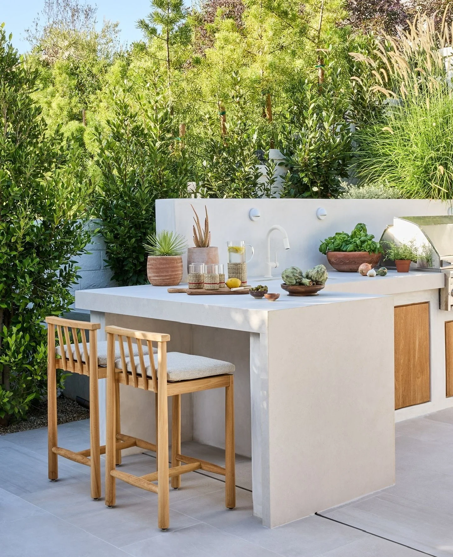 3. Minimal Garden Kitchen in Warm White Plaster & Natural Oak (Small Outdoor Kitchen Ideas)