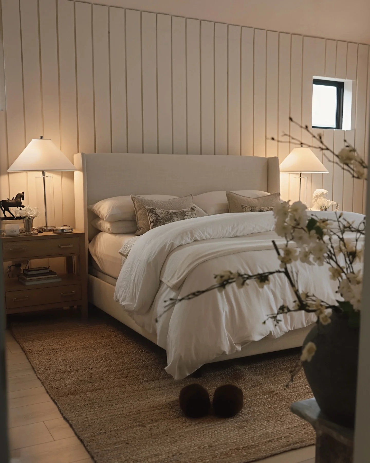 16. Warm Panelled Bedroom with Soft Lighting (Natural Bedroom Ideas)