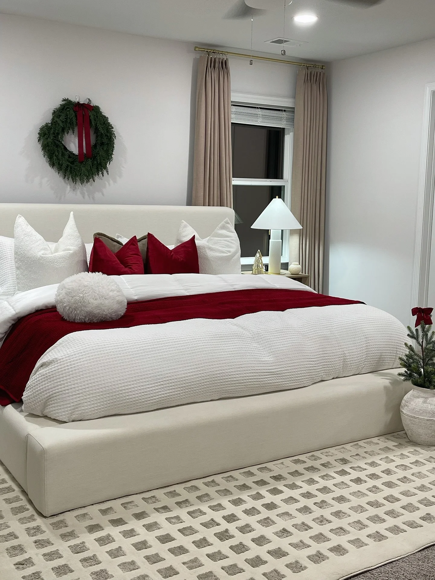 10. Seasonal Neutrals with Rich Red Accents (Hotel Style Bedroom Ideas)