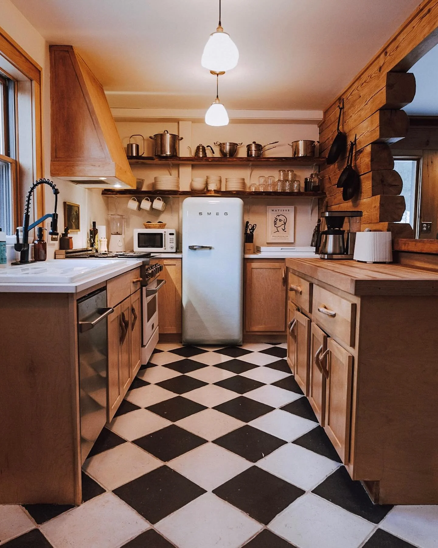 7. Compact Log Kitchen with Vintage-Inspired Appliances (Log House Kitchen Ideas)