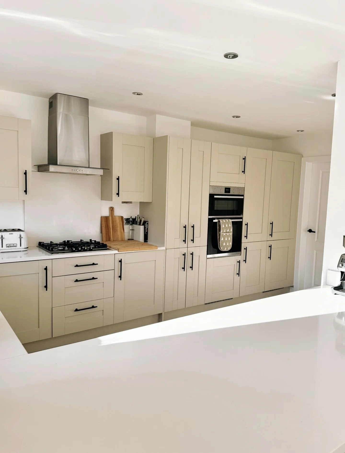 7. Modern Beige Kitchen with White Porcelain Floor Tiles (White Floor Kitchen Ideas)