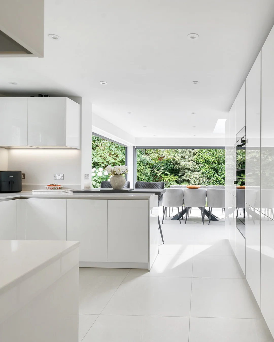 10. Ultra-Modern White Kitchen with Seamless White Floors (White Floor Kitchen Ideas)