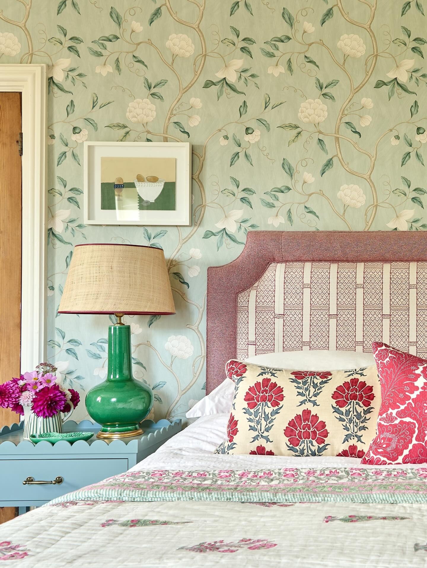 3. Traditional Pink and Green Floral Bedroom (Pink and Green Bedroom Ideas)