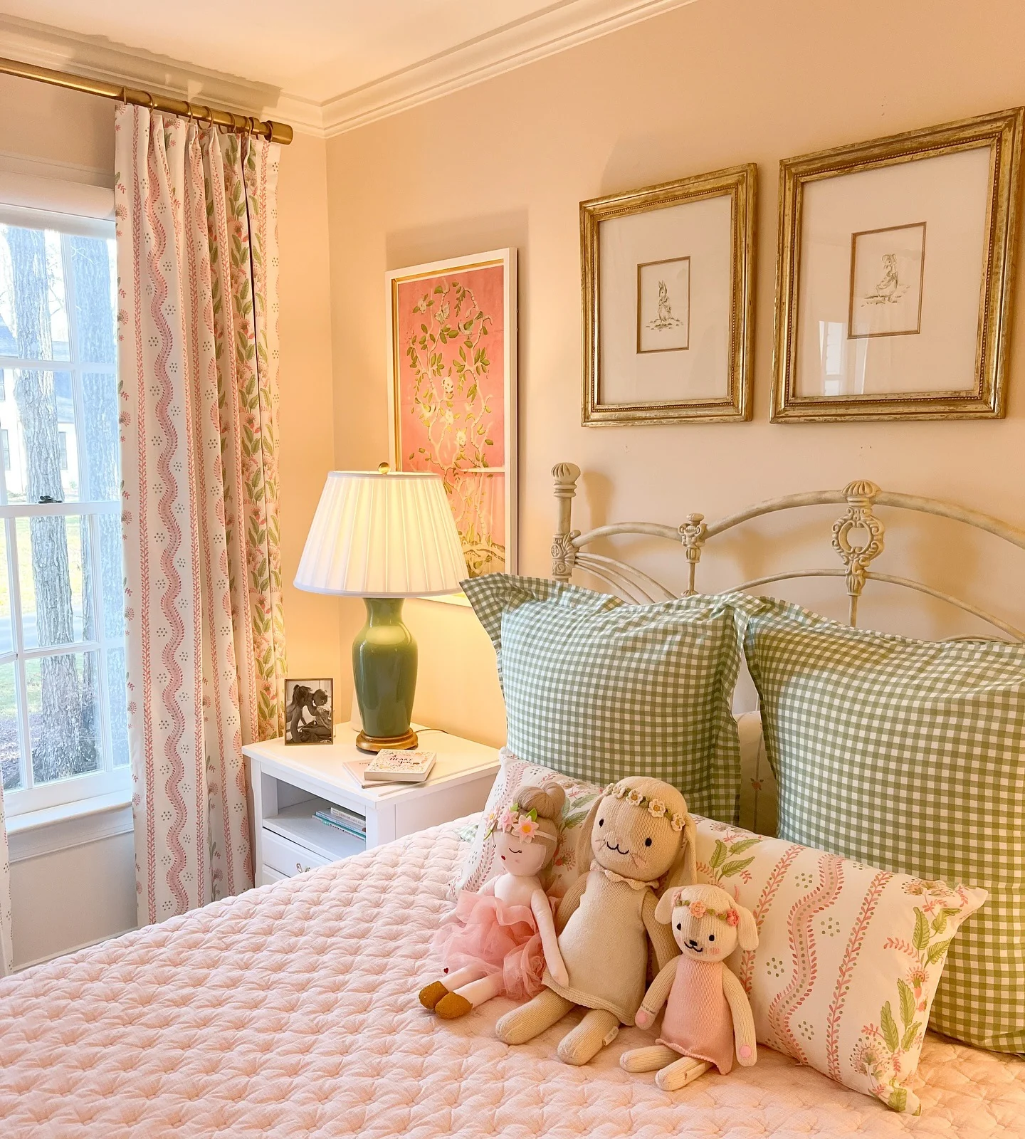 6. Classic Cottage Pink and Green Bedroom (Pink and Green Bedroom Ideas)