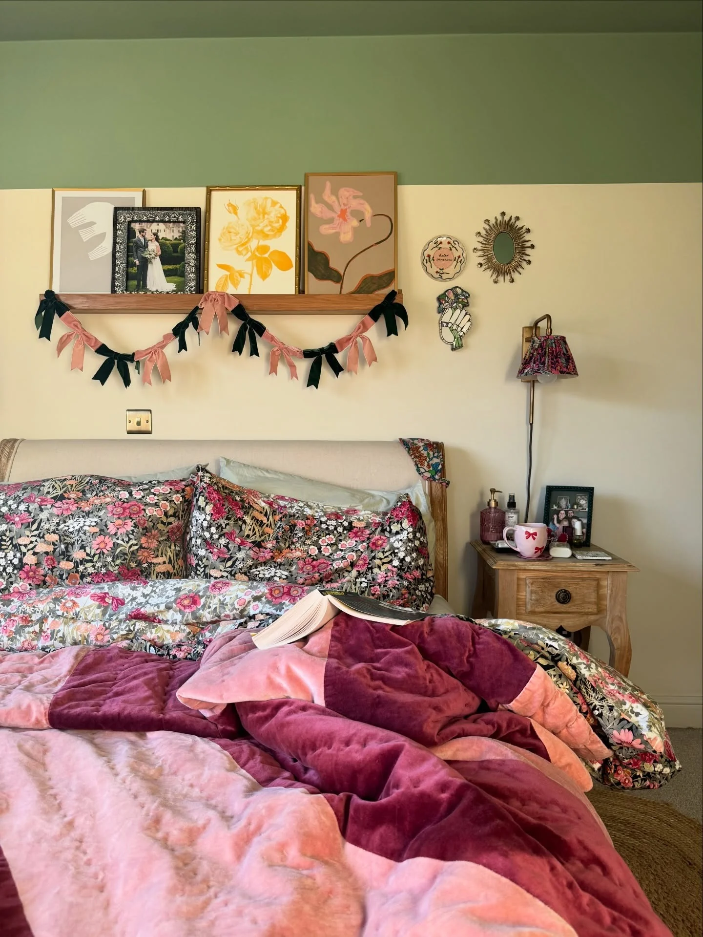 8. Two-Tone Pink and Green Shelf Accent Bedroom (Pink and Green Bedroom Ideas)