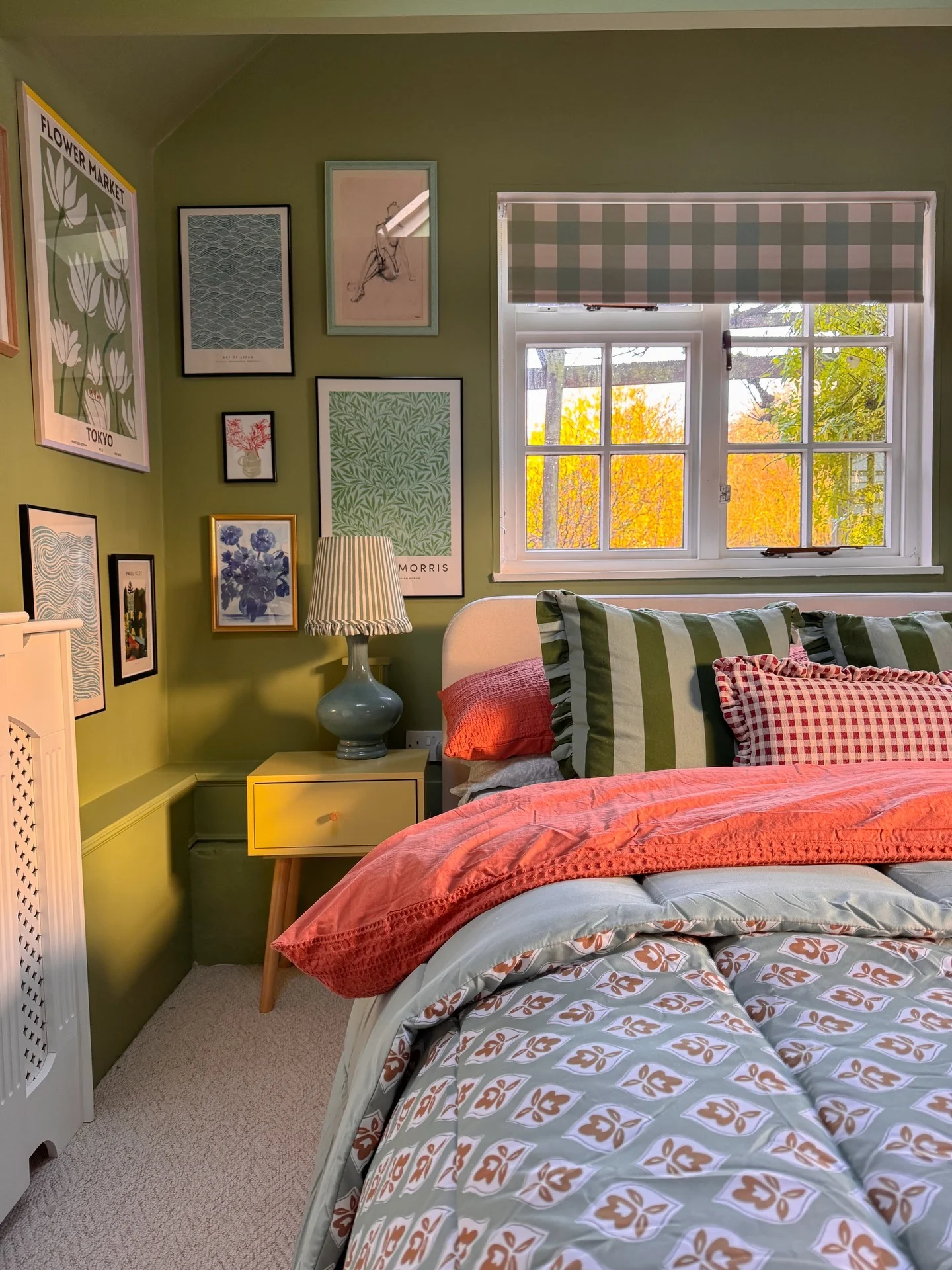 12. Gallery-Style Green Bedroom With Pink Accents (Pink and Green Bedroom Ideas)
