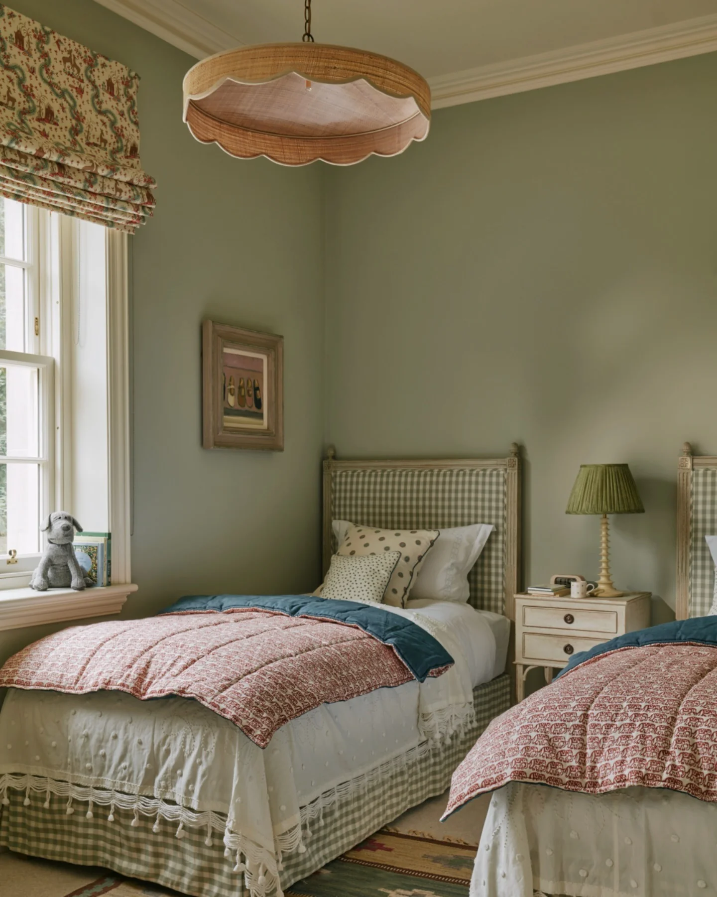 13. Classic Twin Green and Pink Guest Bedroom (Pink and Green Bedroom Ideas)