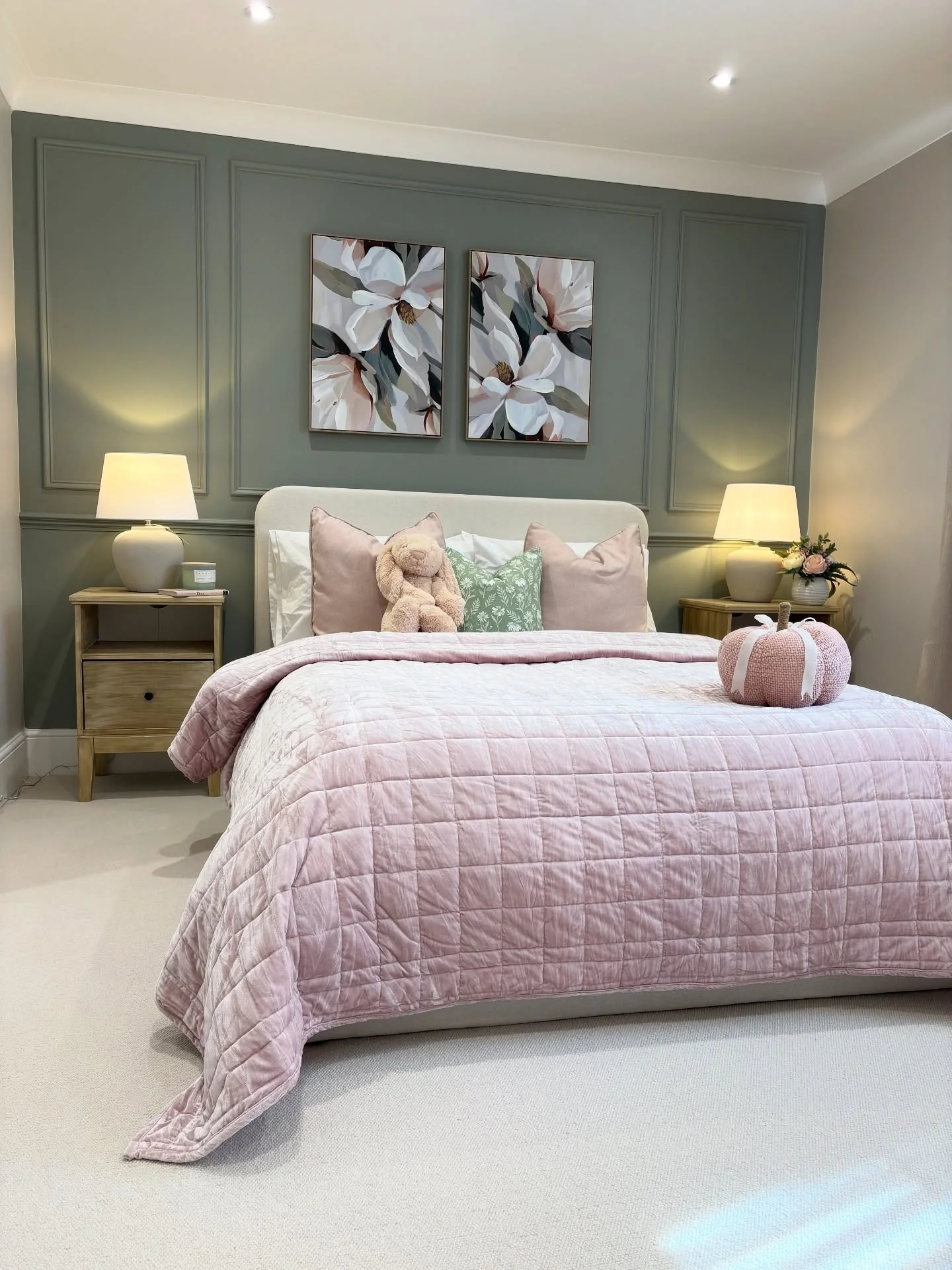14. Soft Green Panelled Bedroom With Blush Bedding (Pink and Green Bedroom Ideas)