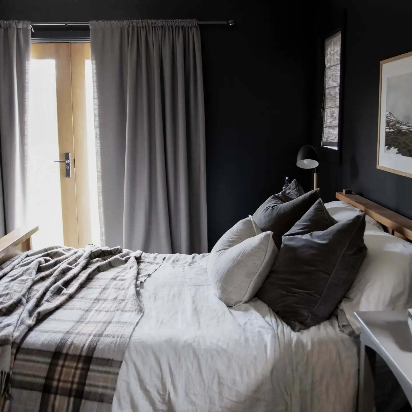 9. Minimal Black Bedroom with Soft Gray Drapery (All Black Bedroom Ideas)