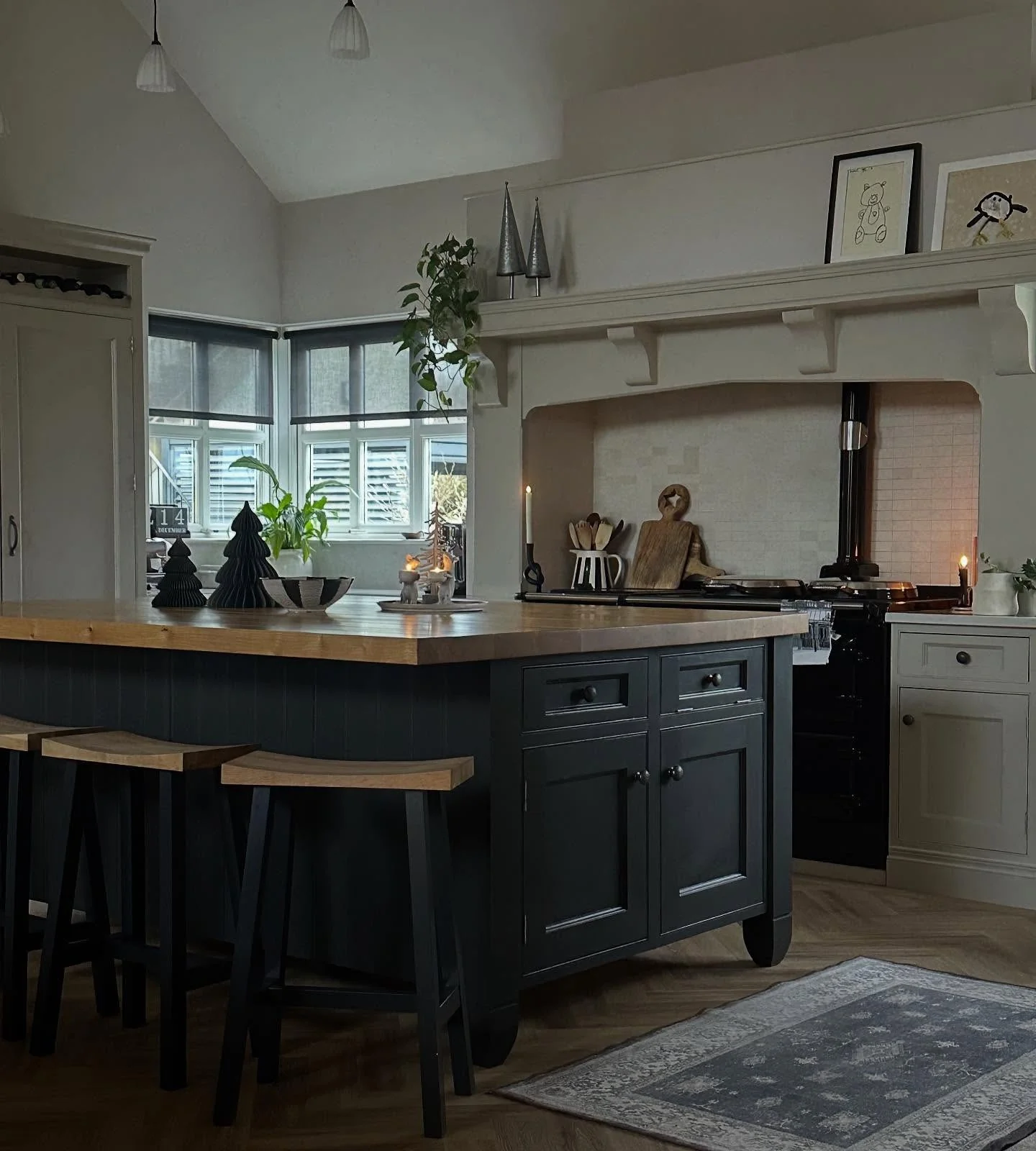 4. Charcoal Kitchen with Natural Wood Worktops (Gray and Black Kitchen Ideas)