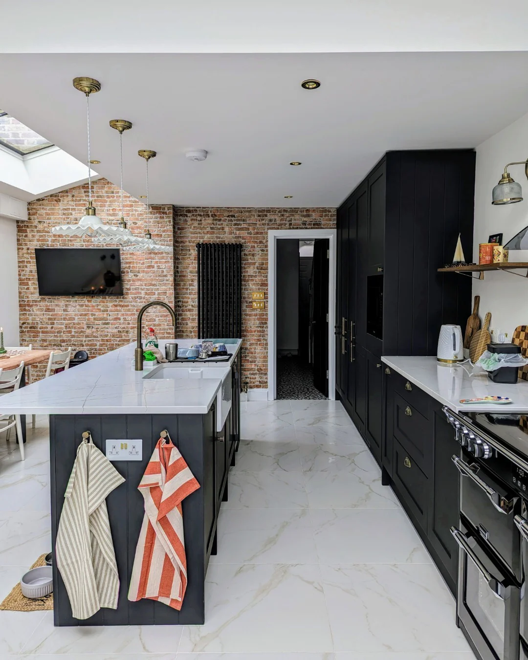 7. Black Shaker Kitchen with Brick and Marble Elements (Gray and Black Kitchen Ideas)