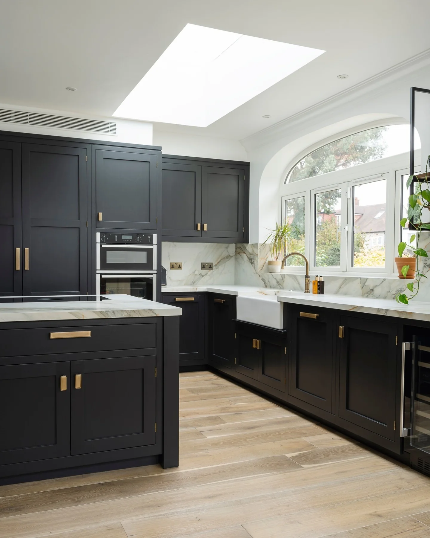 9. Two-Tone Black and Wood Kitchen with Statement Island (Gray and Black Kitchen Ideas)