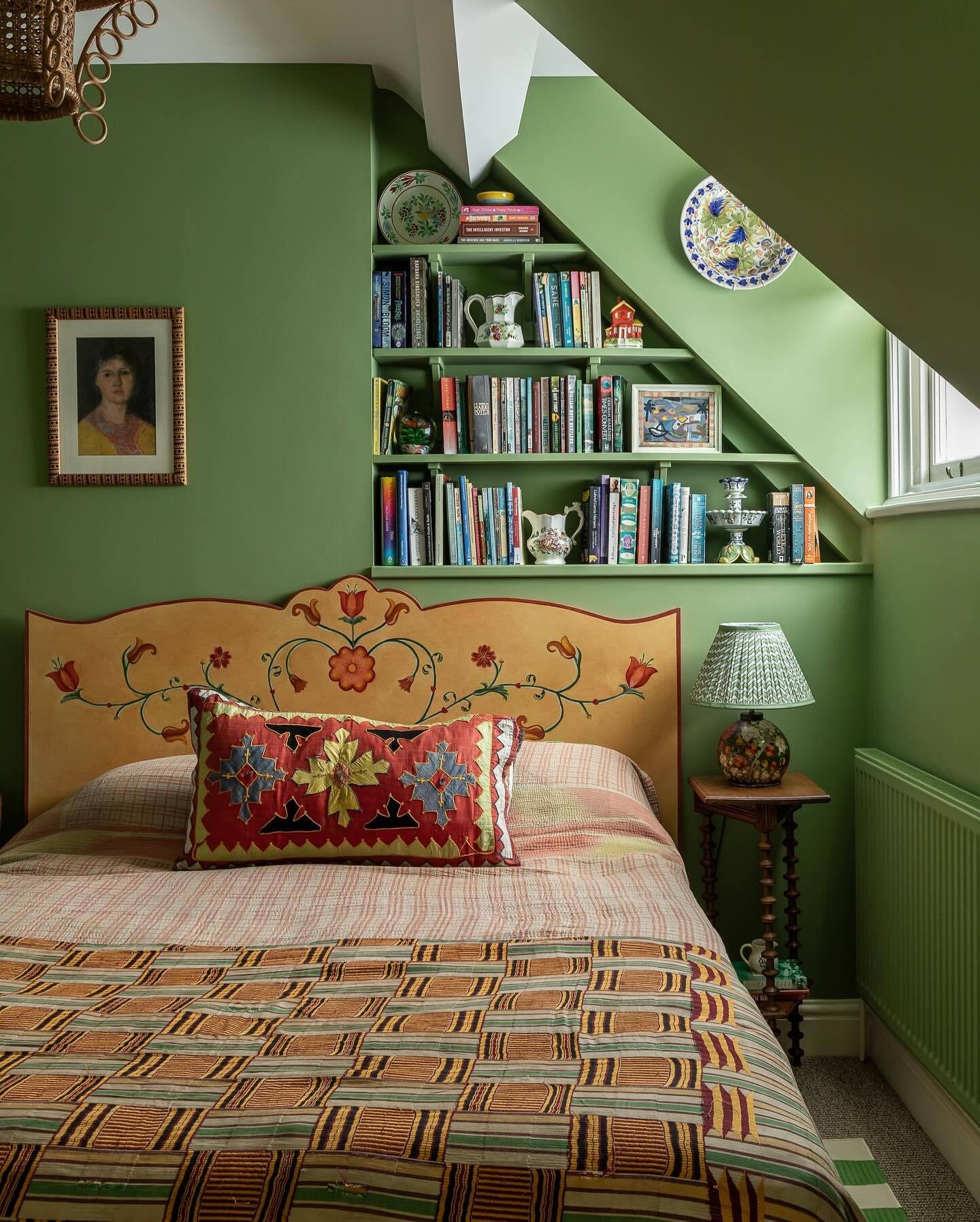 6. Heritage Green Walls with Painted Gold Details (Green and Gold Bedroom Ideas)