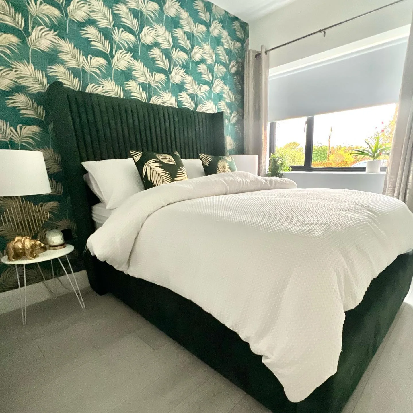 10. Botanical Green Wallpaper with Gold Touches (Green and Gold Bedroom Ideas)