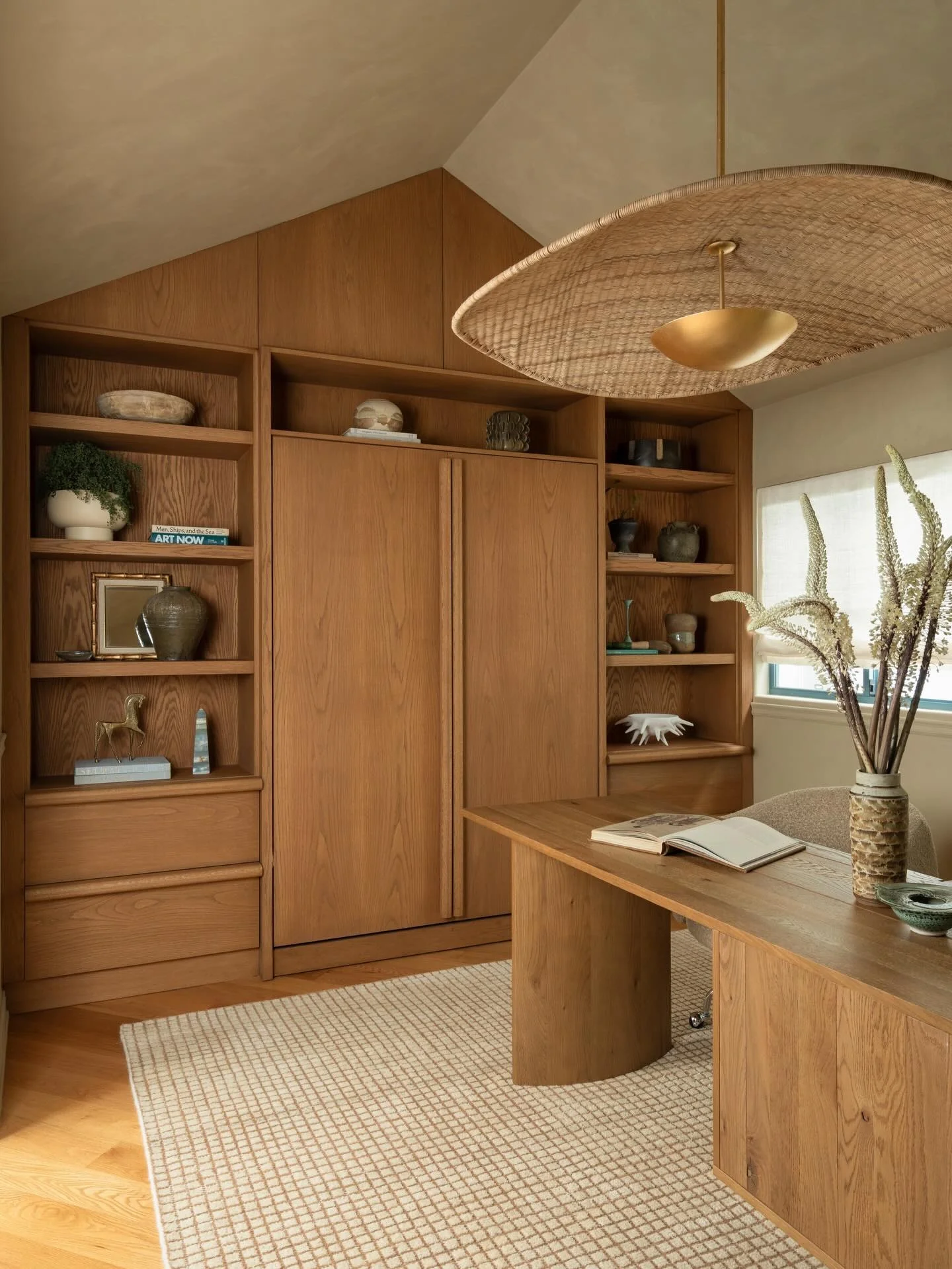 6. Warm Wood Minimal Office with Textured Neutrals (Elegant Office Ideas)