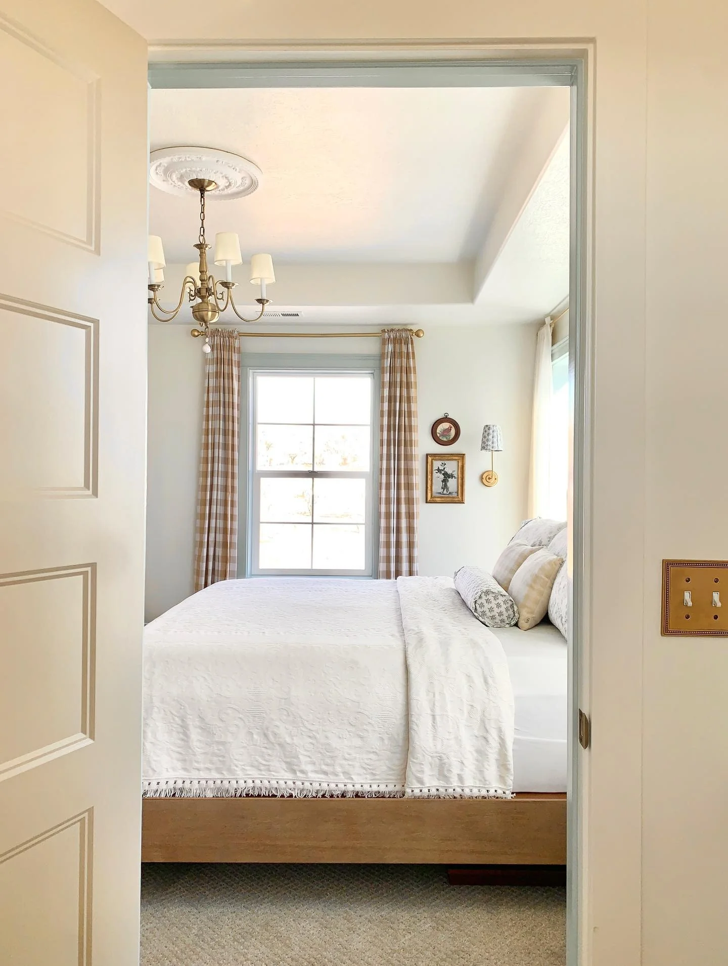 3. Classic Cream Bedroom with Checked Curtains (Bedroom Ideas with Curtains)