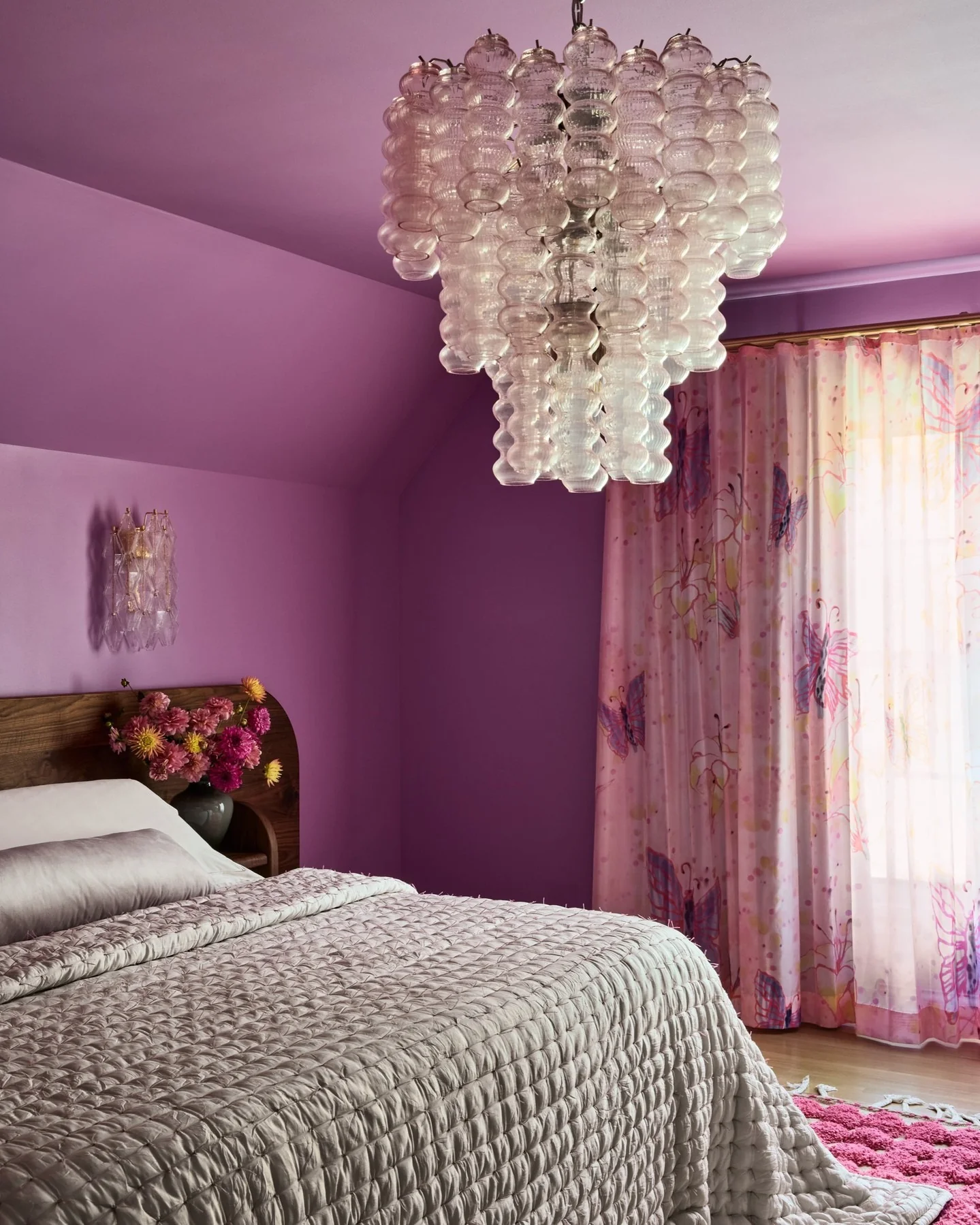 5. Playful Mauve Bedroom with Statement Curtains (Bedroom Ideas with Curtains)