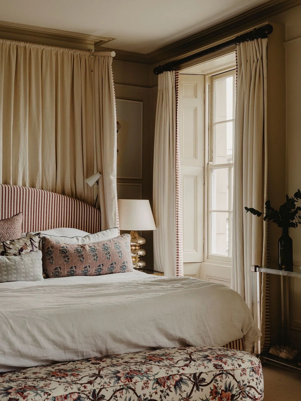 11. Classic Cream Bedroom with Trimmed Curtains (Bedroom Ideas with Curtains)