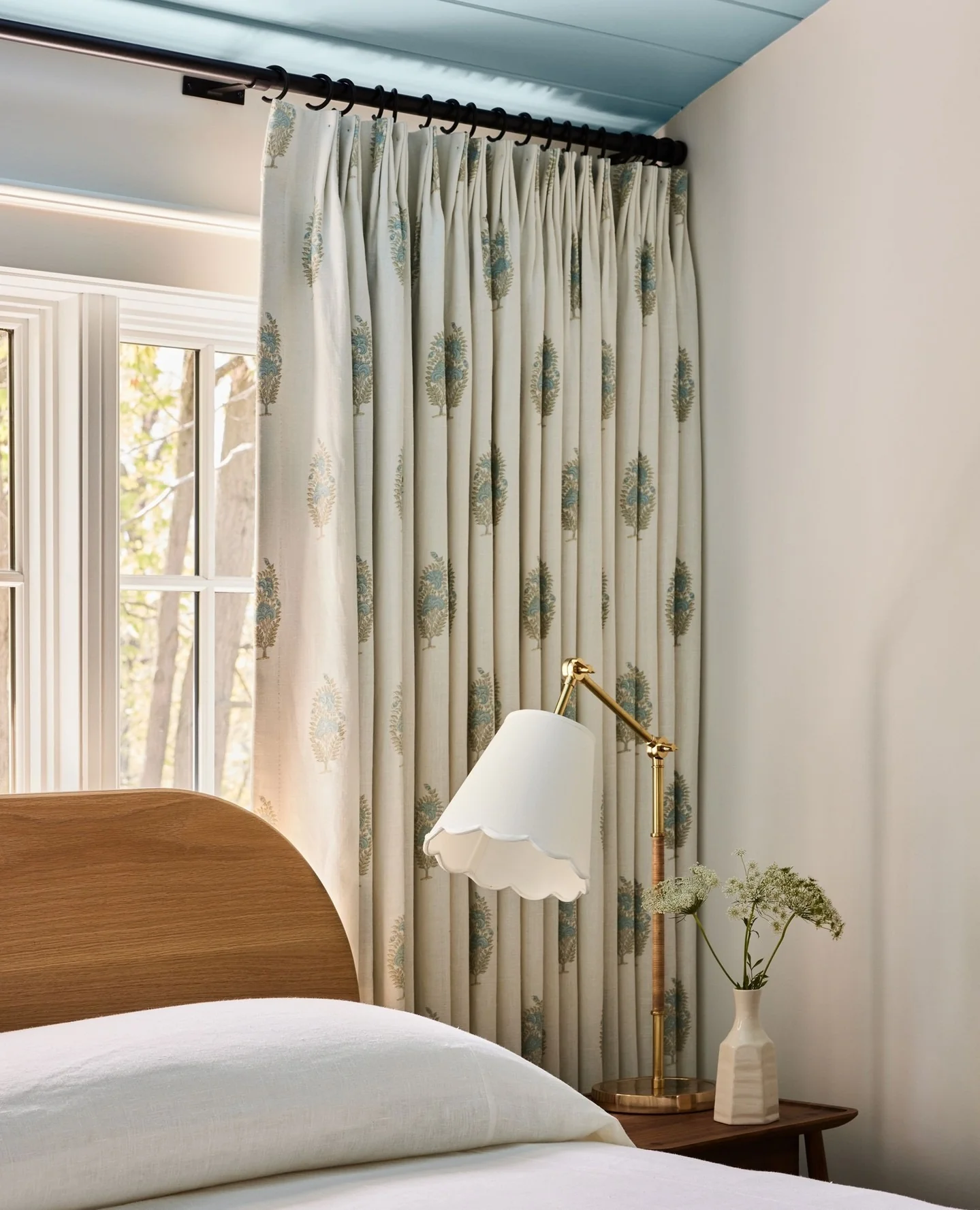 15. Soft Blue Bedroom with Patterned Curtains (Bedroom Ideas with Curtains)