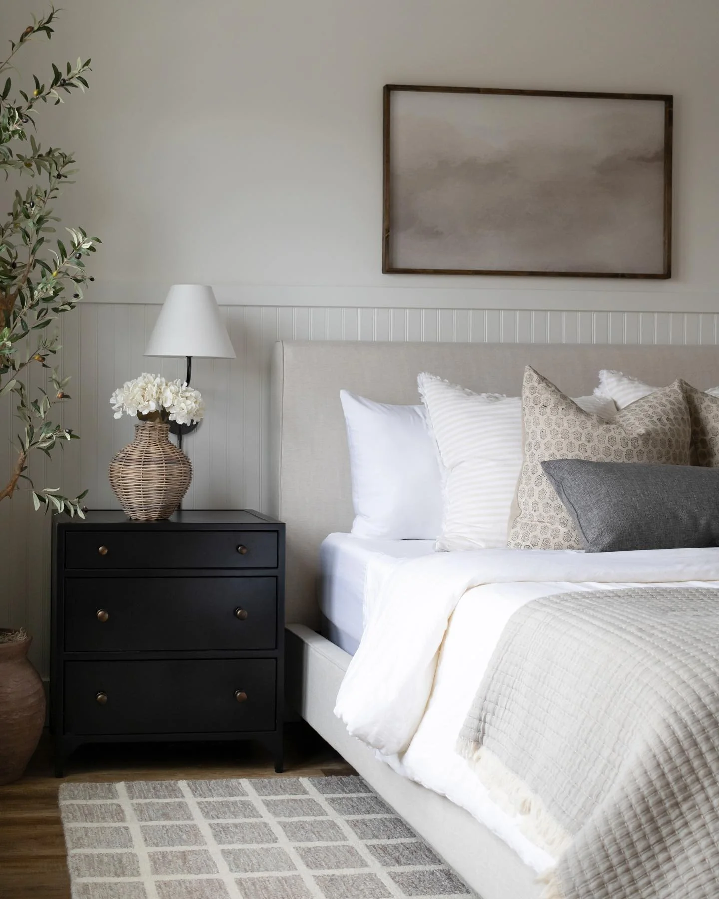 6. Modern White Bed with Black Accent Furniture (White Furniture Bedroom Ideas)