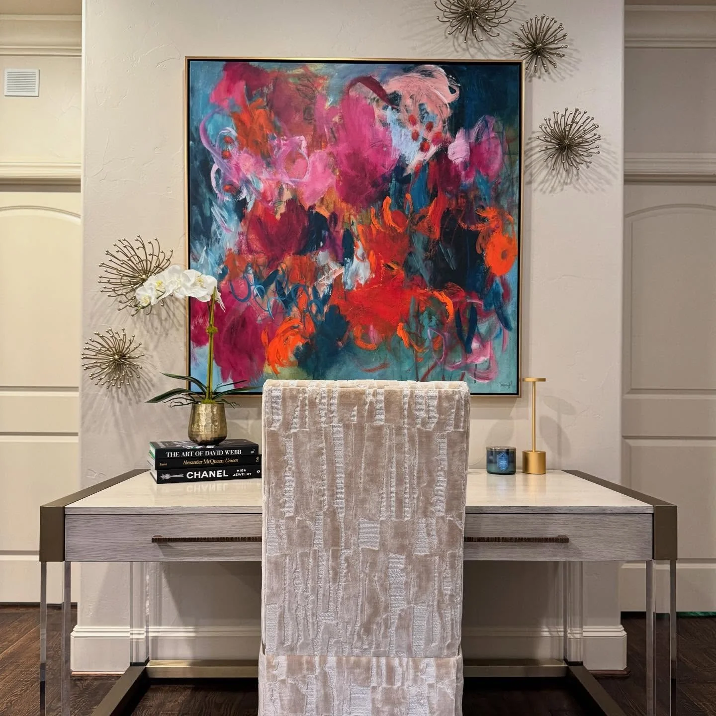 3. Modern Glam Office with Abstract Color Expression (Colorful Office Ideas)