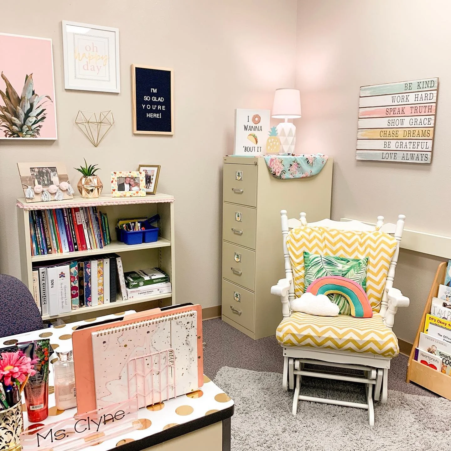 11. Cheerful Teacher Office with Soft Neutrals and Sunny Accents (Colorful Office Ideas)