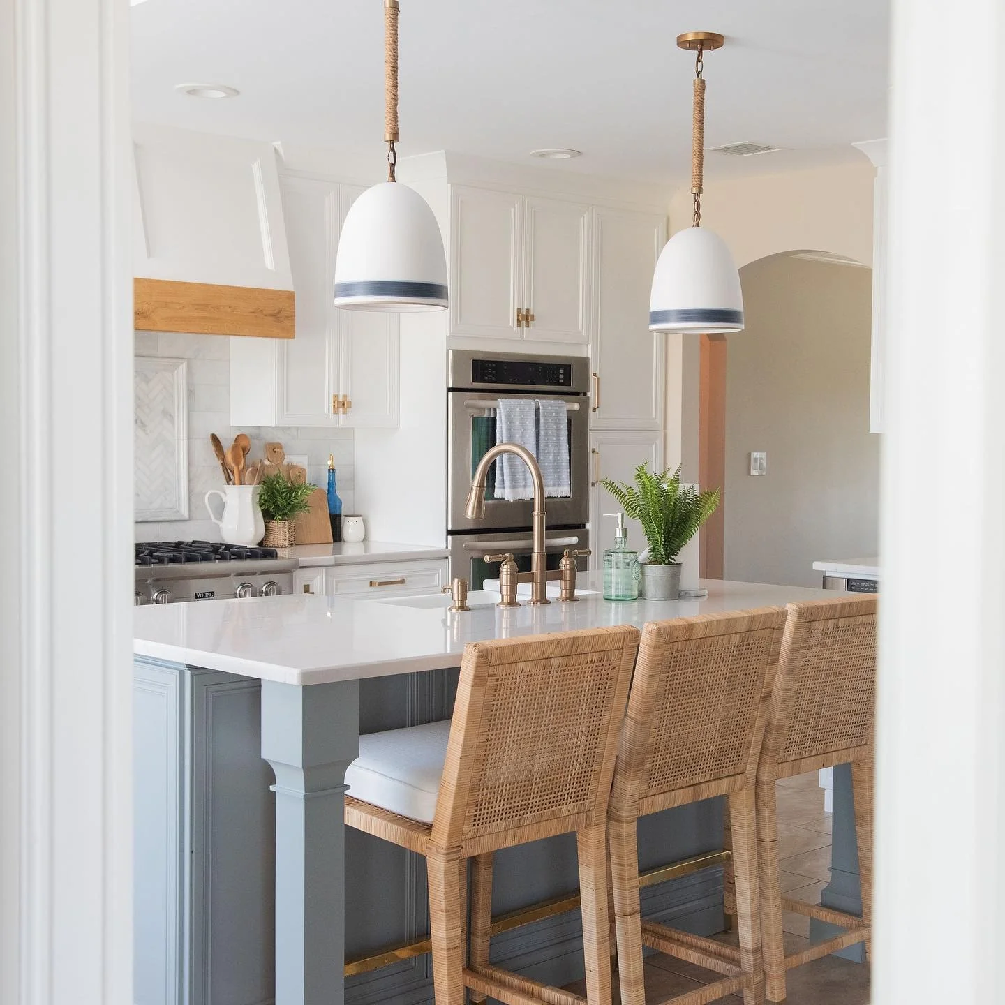 9. Classic Coastal Kitchen with White and Nautical Blue (Beachy Kitchen Ideas)