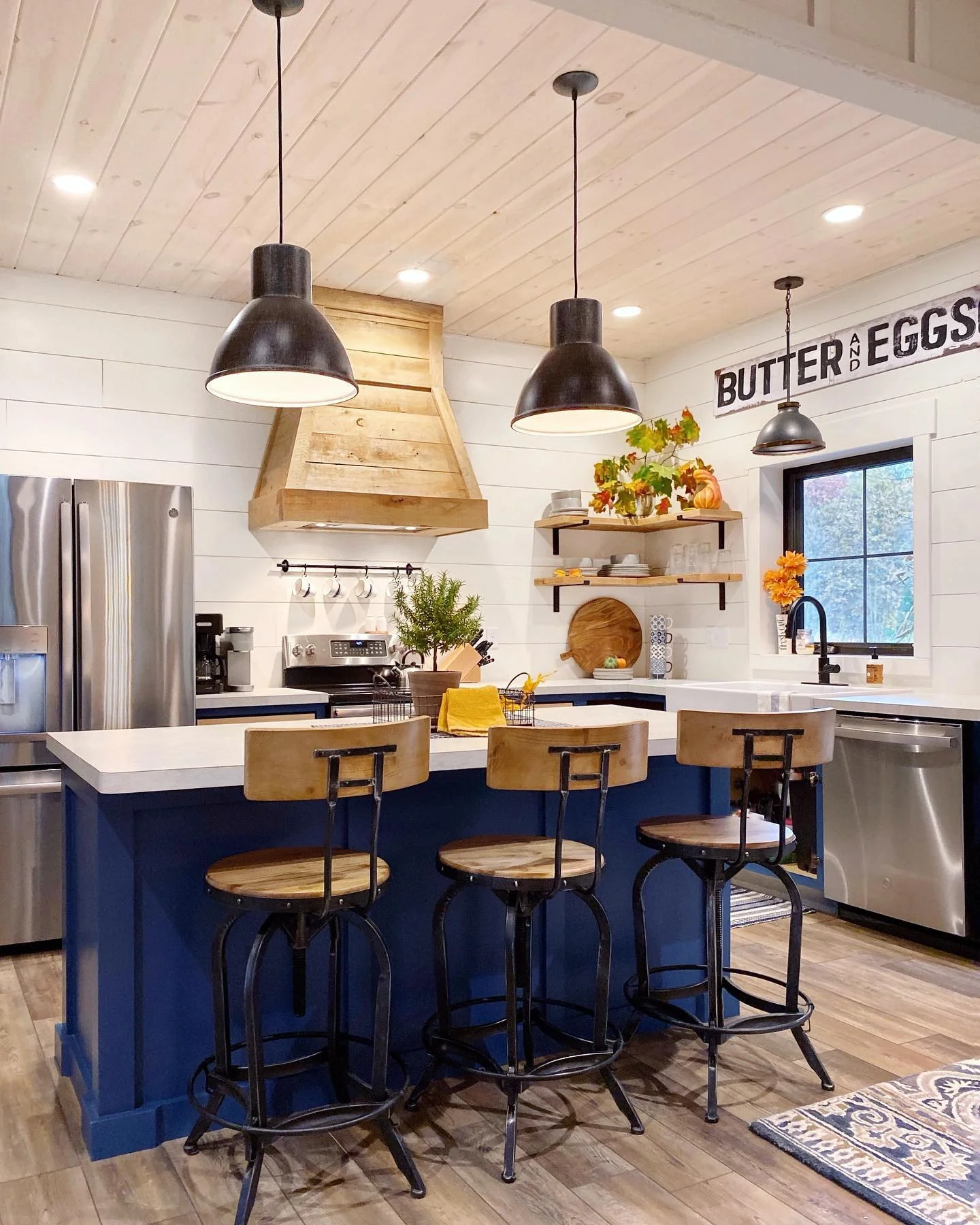6. Navy and White Cabin Kitchen with Industrial Touches (Cabin Kitchen Ideas)