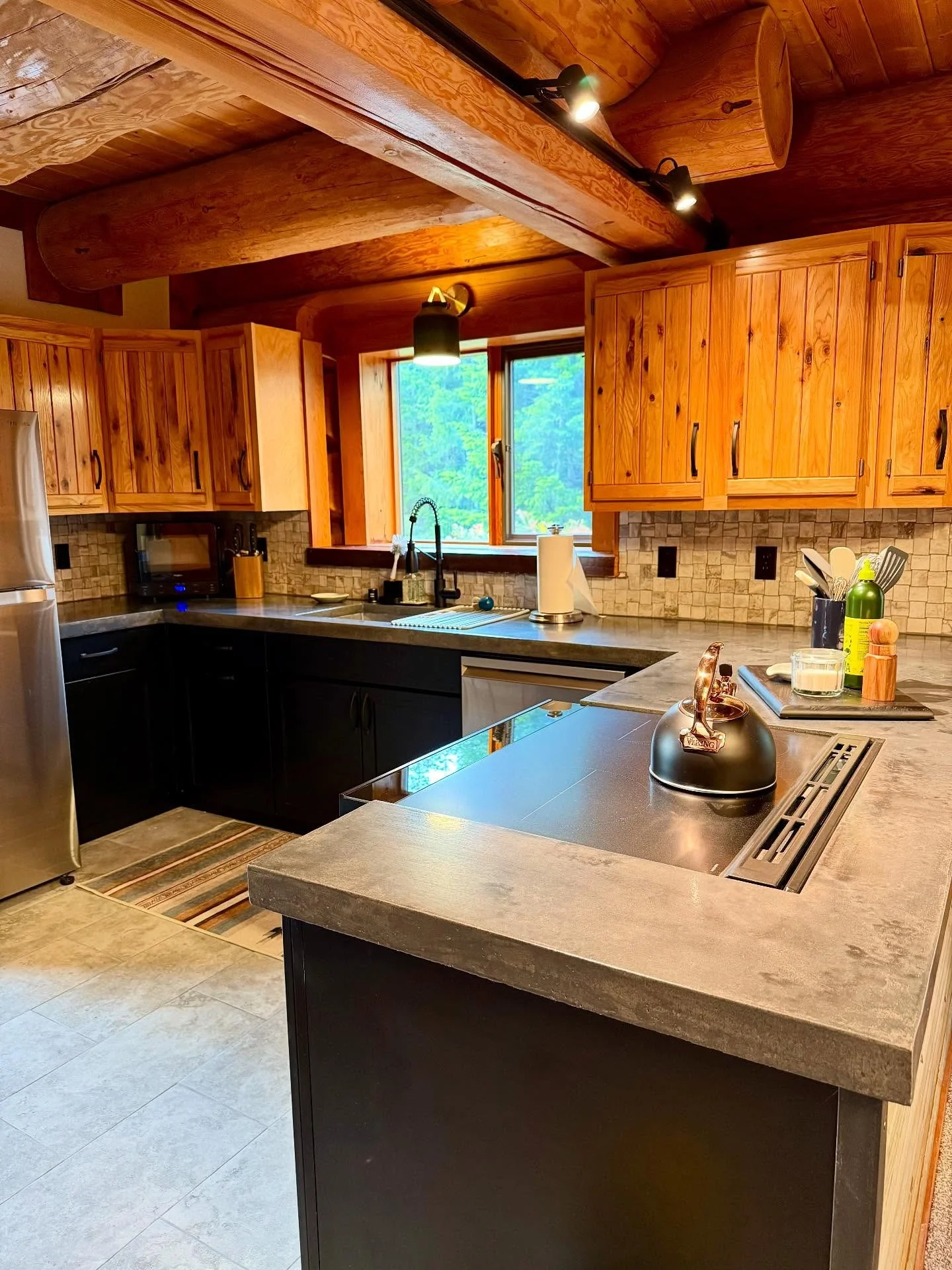 7. Mountain Cabin Kitchen with Dark Counters and Warm Wood (Cabin Kitchen Ideas)