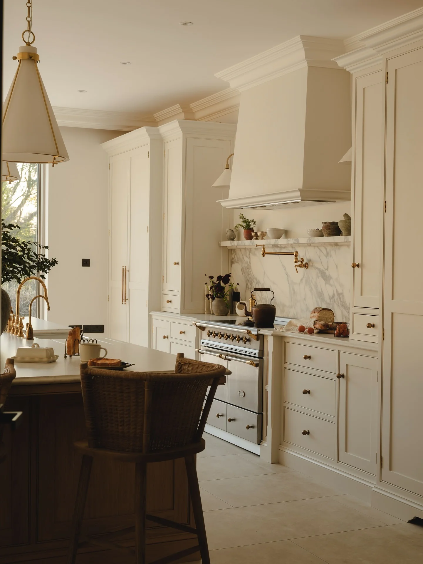 13. Soft White Tall Cabinets with Marble Cooking Wall (Tall Kitchen Cabinets Ideas)