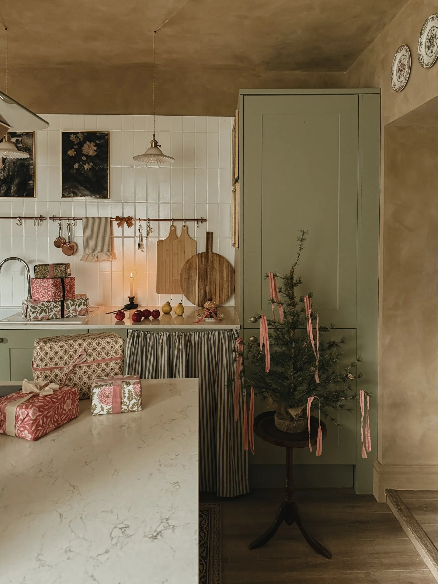 8. Heritage Green Kitchen with Seasonal Styling (Green and Wood Kitchen Ideas)