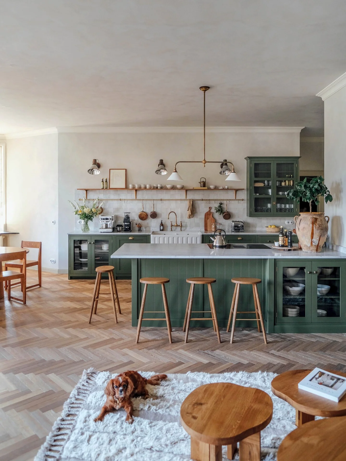 14. Open-Plan Green and Wood Kitchen with Parquet Floors (Green and Wood Kitchen Ideas)