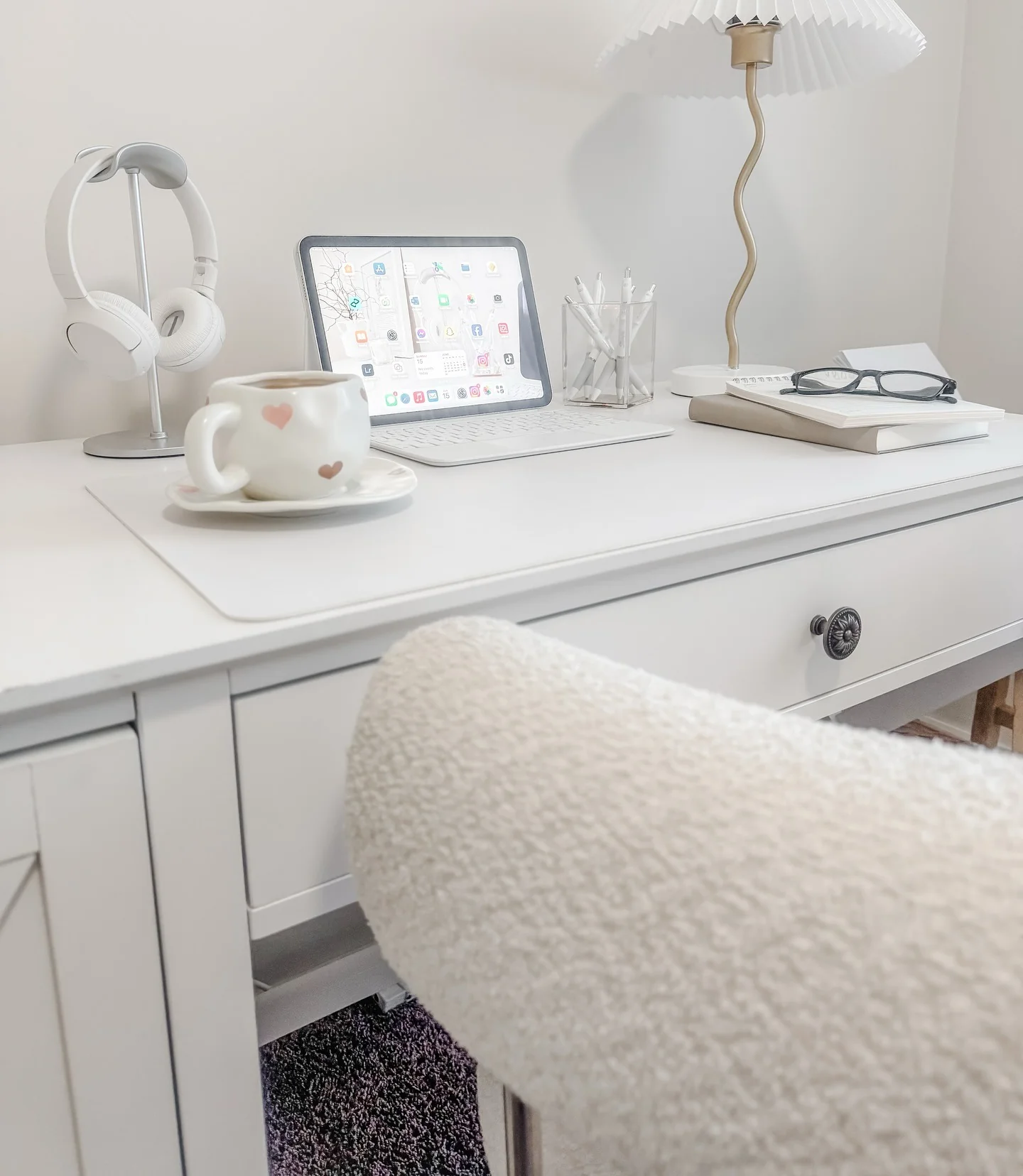 8. Soft Feminine Desk Styling in White & Blush Accents (Home Office Decor Ideas)
