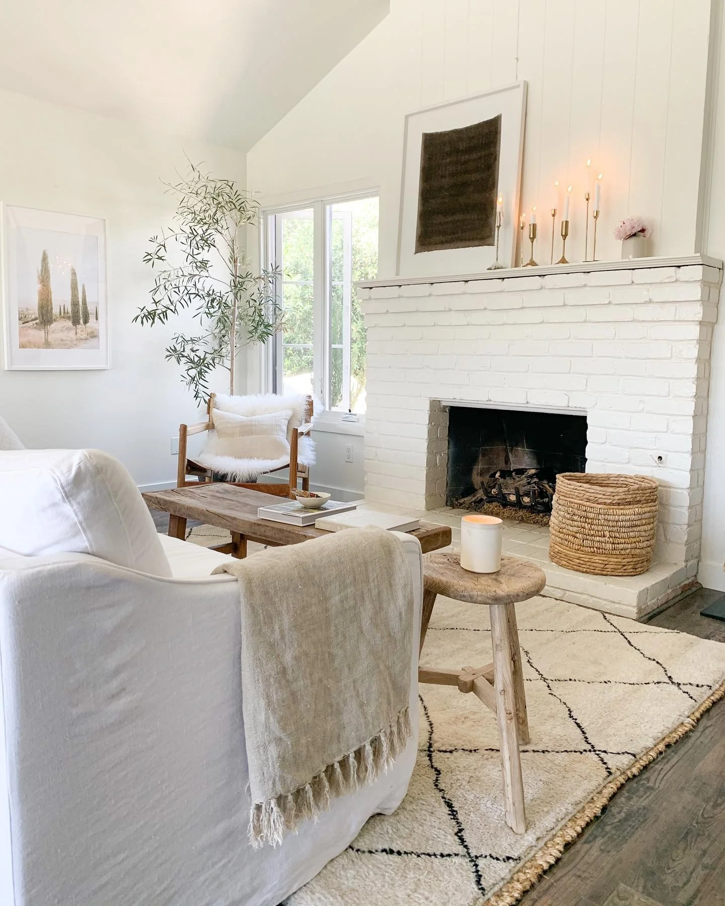 2. Light Scandinavian Living Room in White and Natural Wood (Minimal Living Room Ideas)