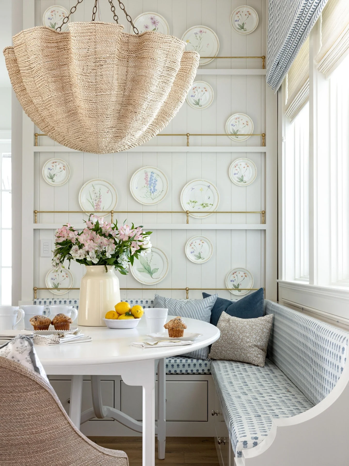 13. Cottage-Style Coastal Breakfast Nook in White and Blue (Beach Living Room Ideas)