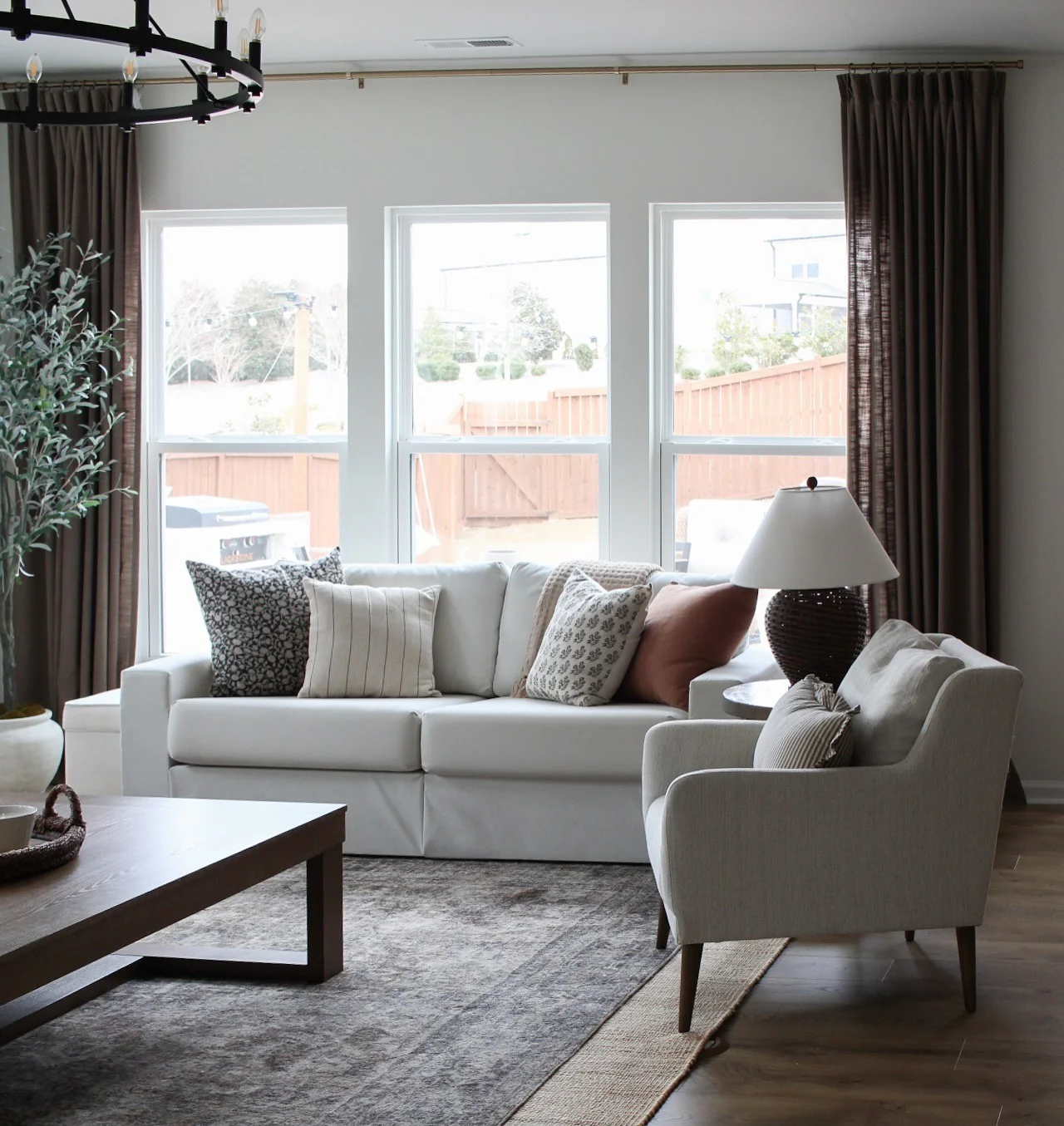 5. Subtle Patterned Rug in a Bright Family Room (Living Room Rug Ideas)