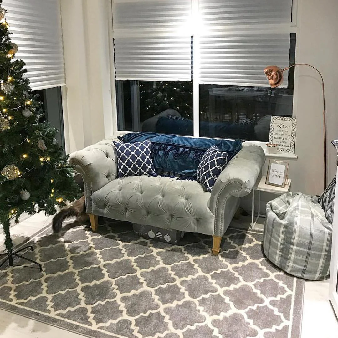 7. Geometric Gray Rug in a Compact Seating Area (Living Room Rug Ideas)