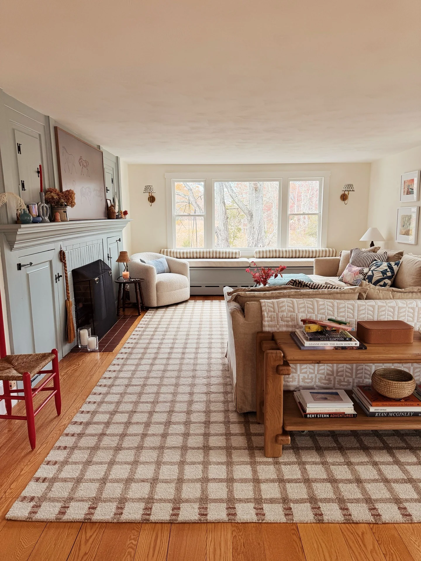 8. Checked Neutral Rug for Traditional Balance (Living Room Rug Ideas)