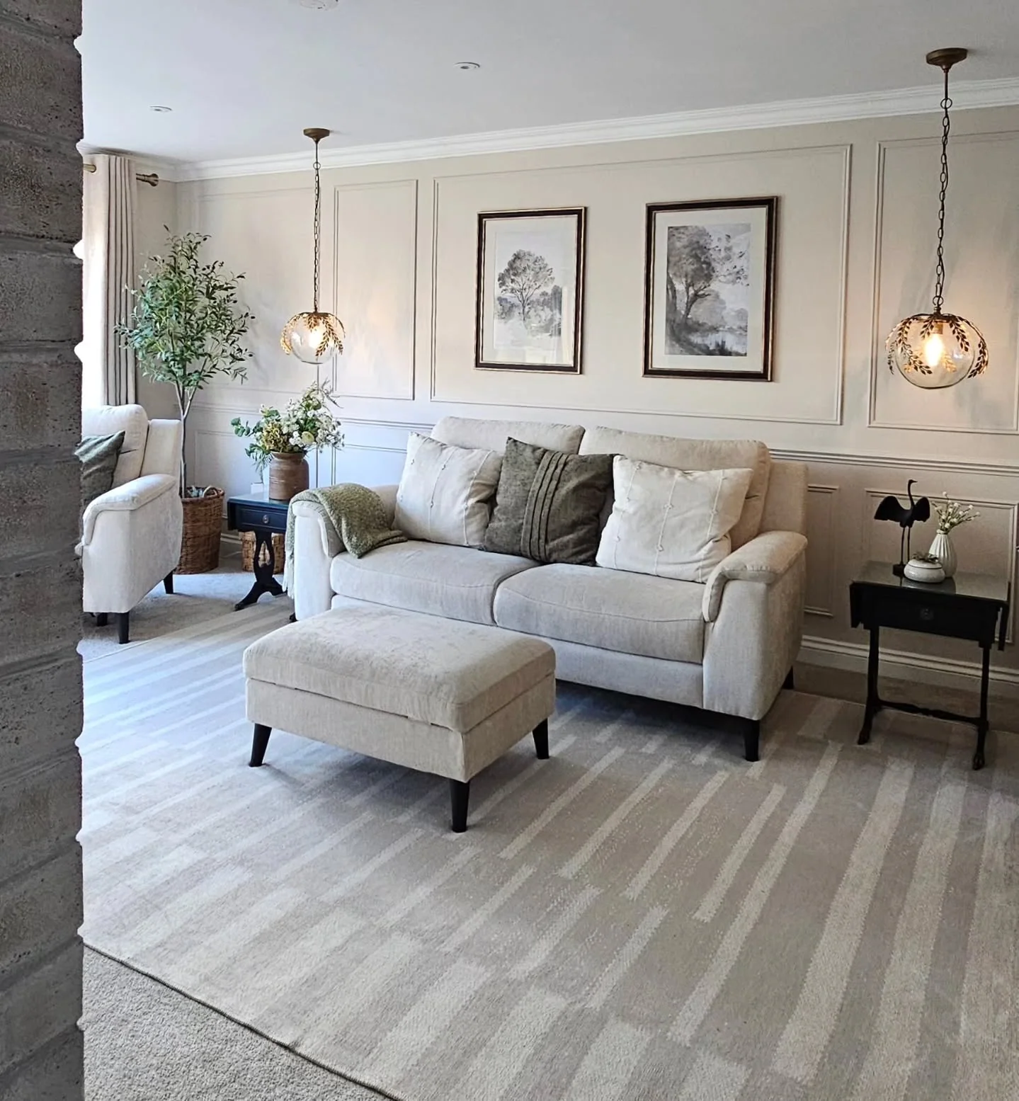 15. Light Patterned Rug for a Classic Living Room Layout (Living Room Rug Ideas)