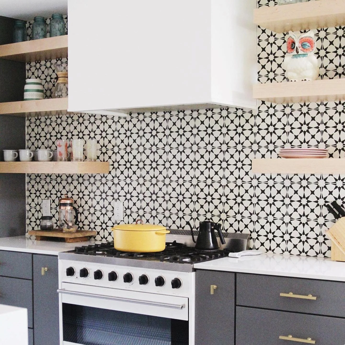 4. Starburst Mosaic with Warm Wood Shelving (Black and White Kitchen Backsplash Ideas)