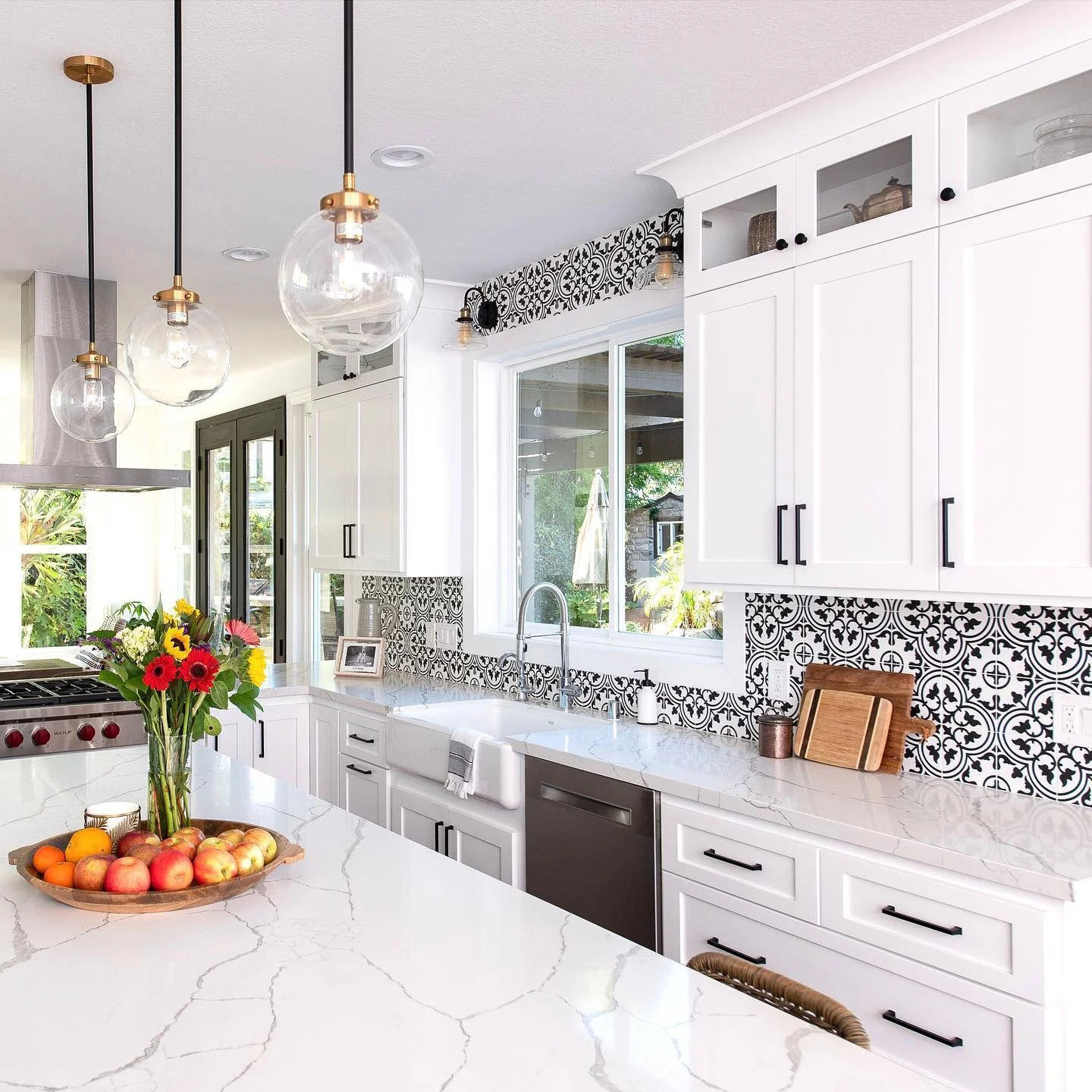 5. Classic Motif with Fresh Farmhouse Details (Black and White Kitchen Backsplash Ideas)