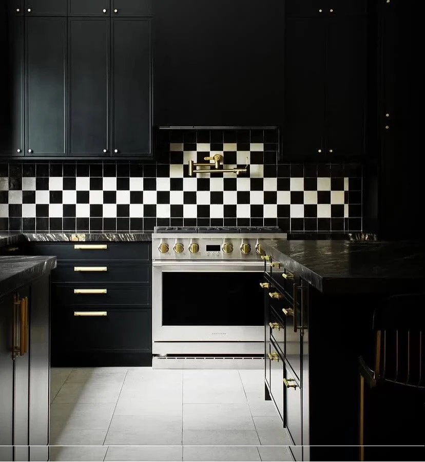 7. Checkerboard Chic in a Moody Setting (Black and White Kitchen Backsplash Ideas)