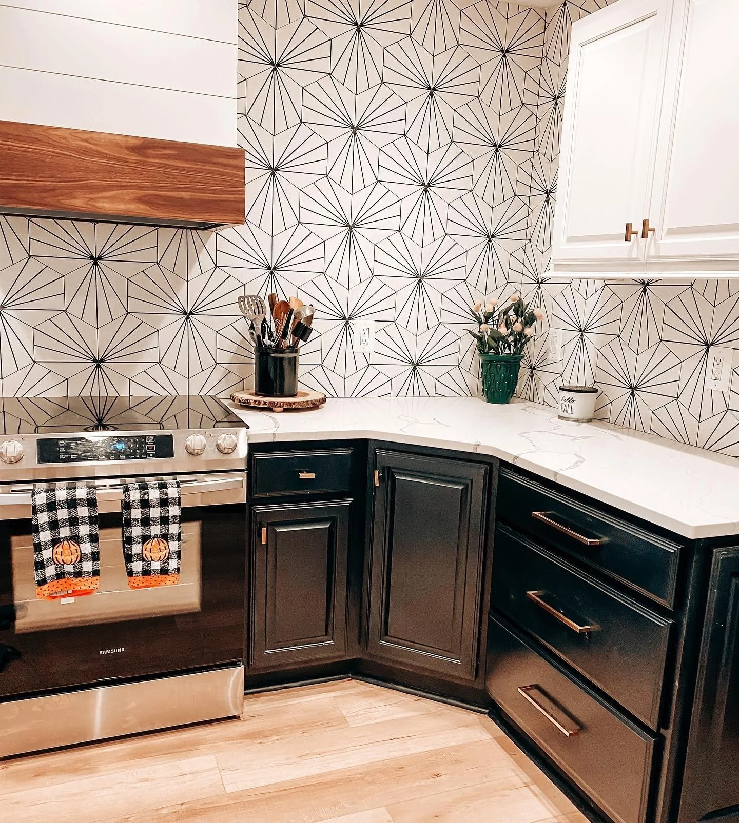 10. Line-Art Pattern with Black Cabinet Accents (Black and White Kitchen Backsplash Ideas)