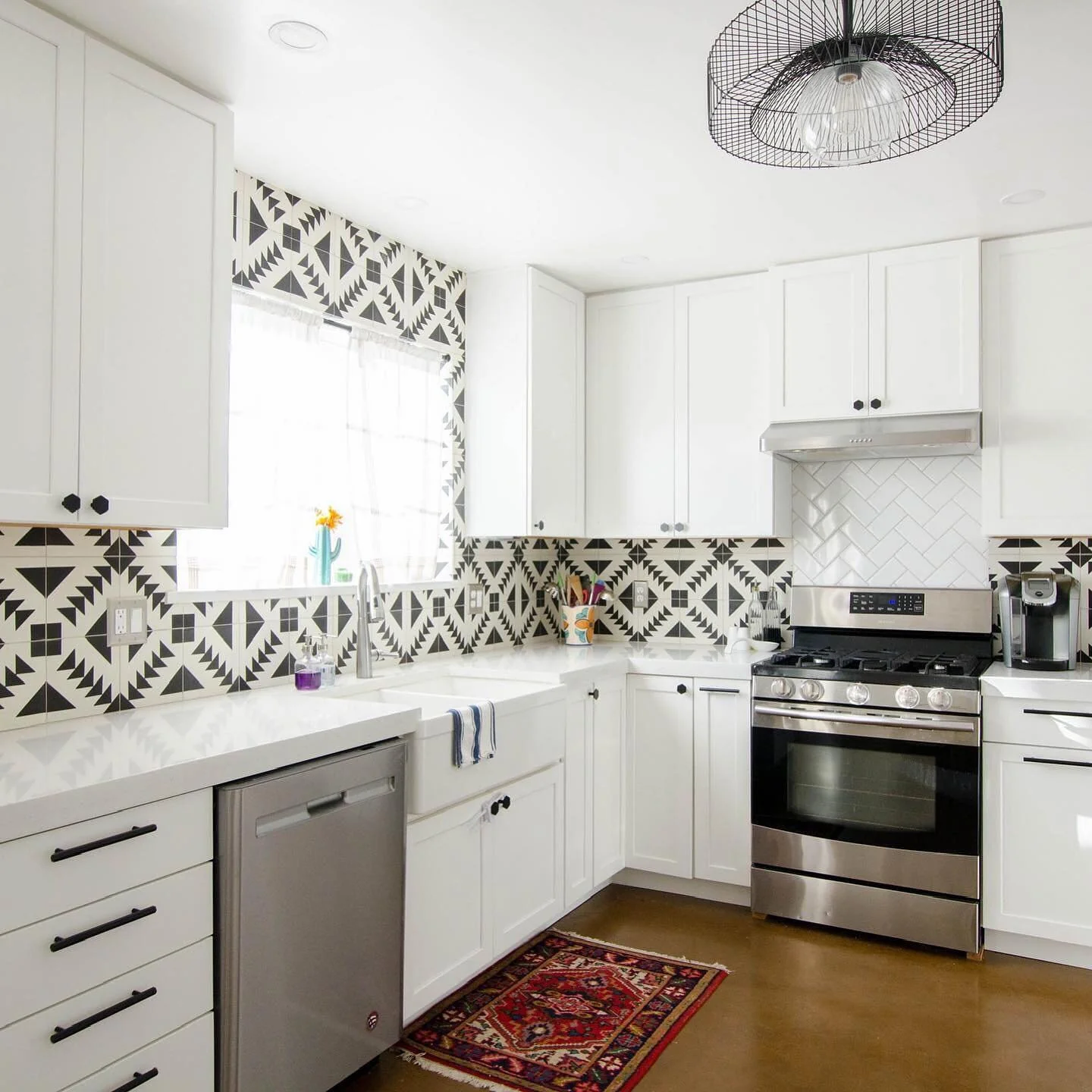 9. Southwestern Geometry with Crisp White Cabinetry (Black and White Kitchen Backsplash Ideas)