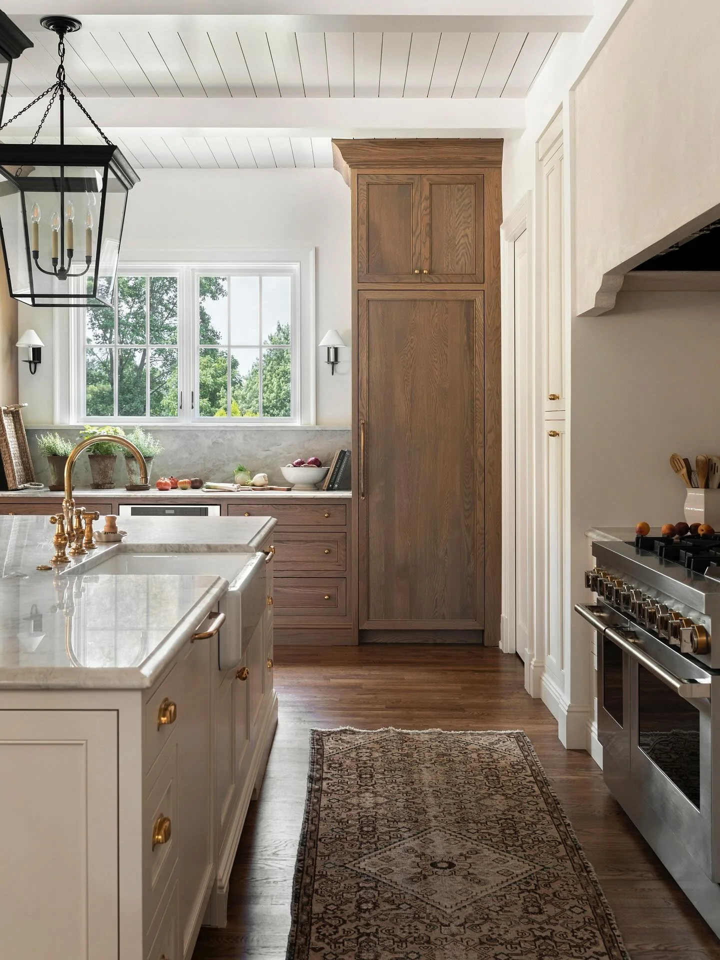 11. Warm Timber Accents with Soft Cream Cabinetry (Open Plan Kitchen Ideas)