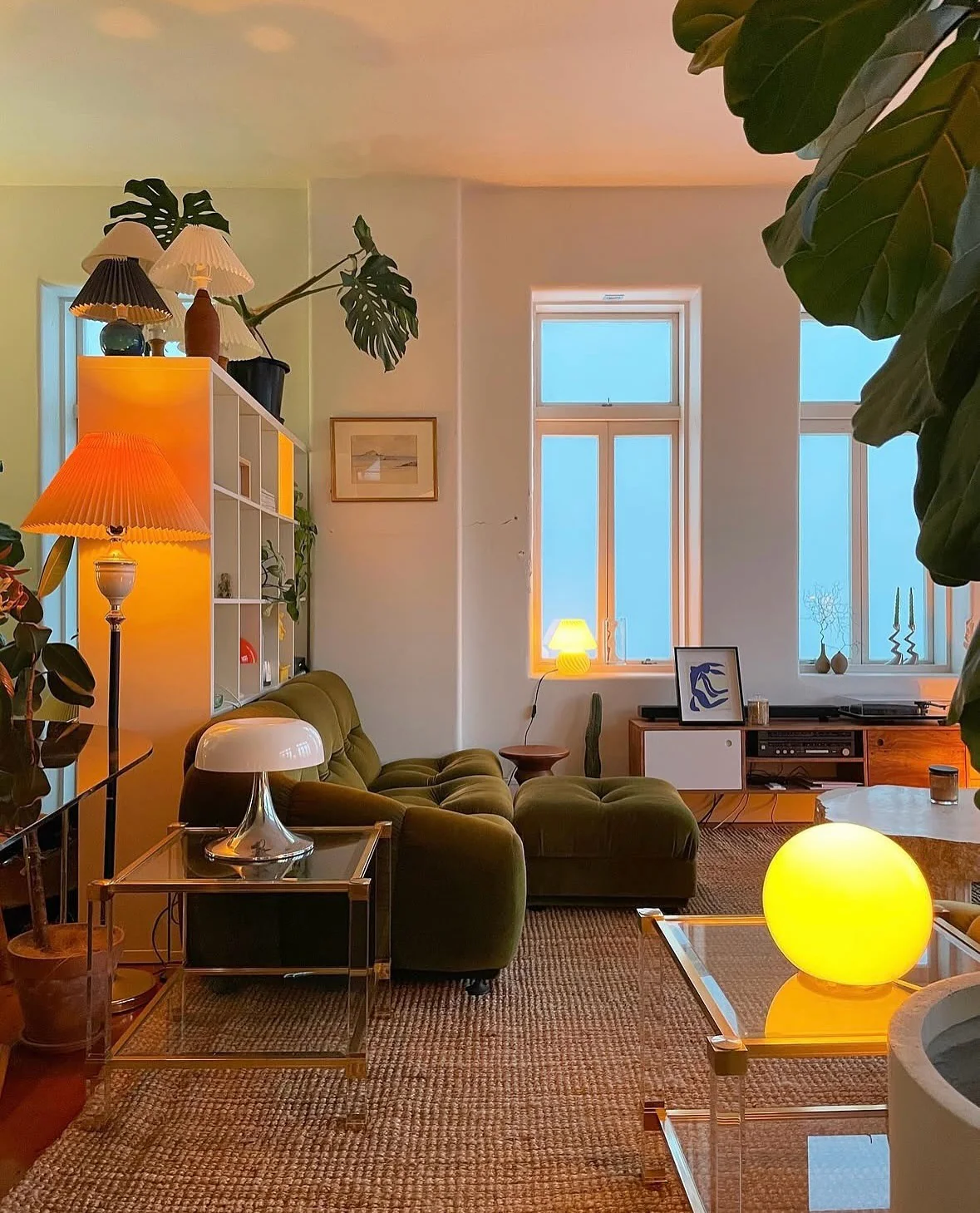 9. Eclectic Retro Living Room With Warm Lighting (Contemporary Small Living Room Ideas)