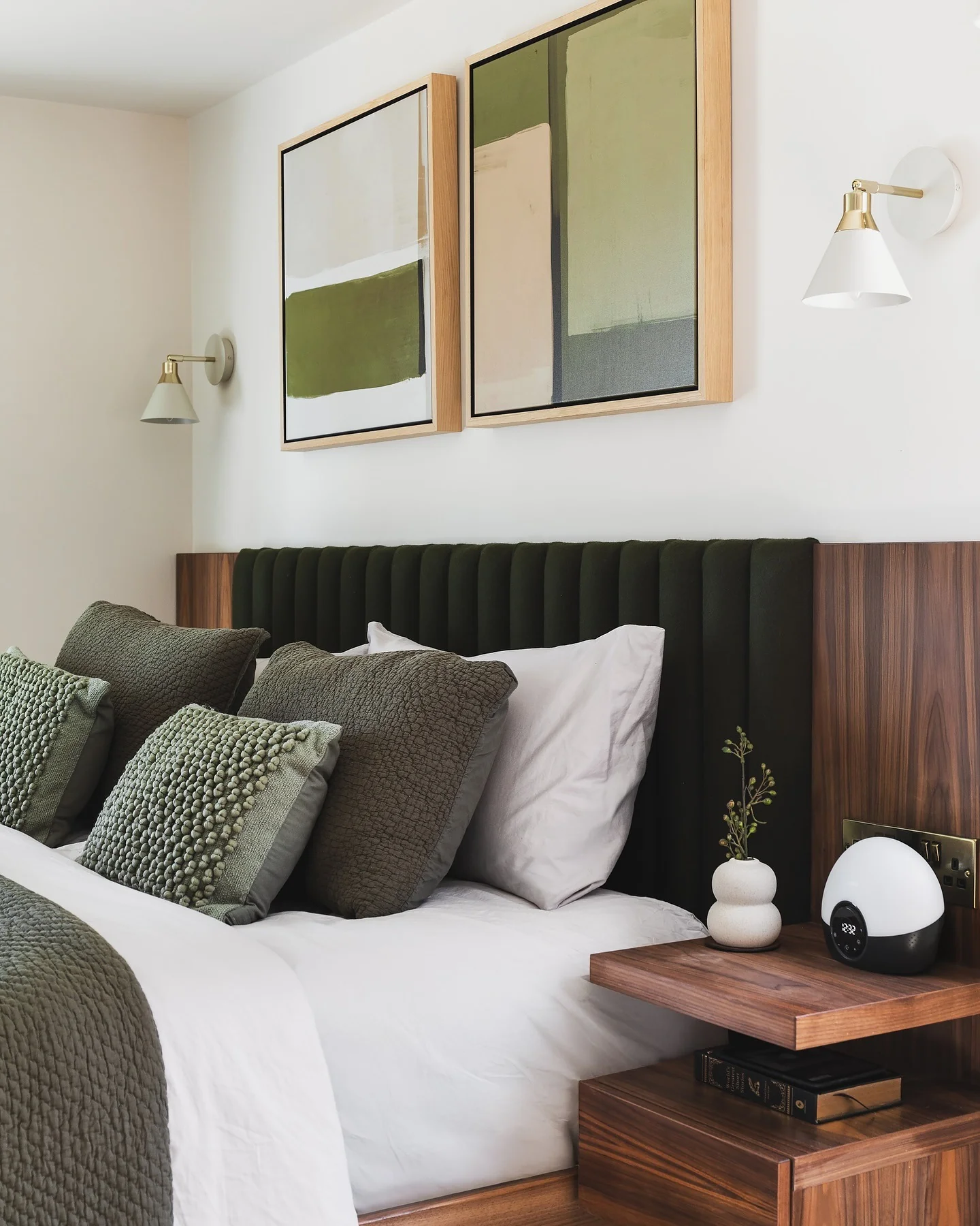 4. Walnut and Black Modern Texture Bedroom (Bedroom Ideas with Black Furniture)